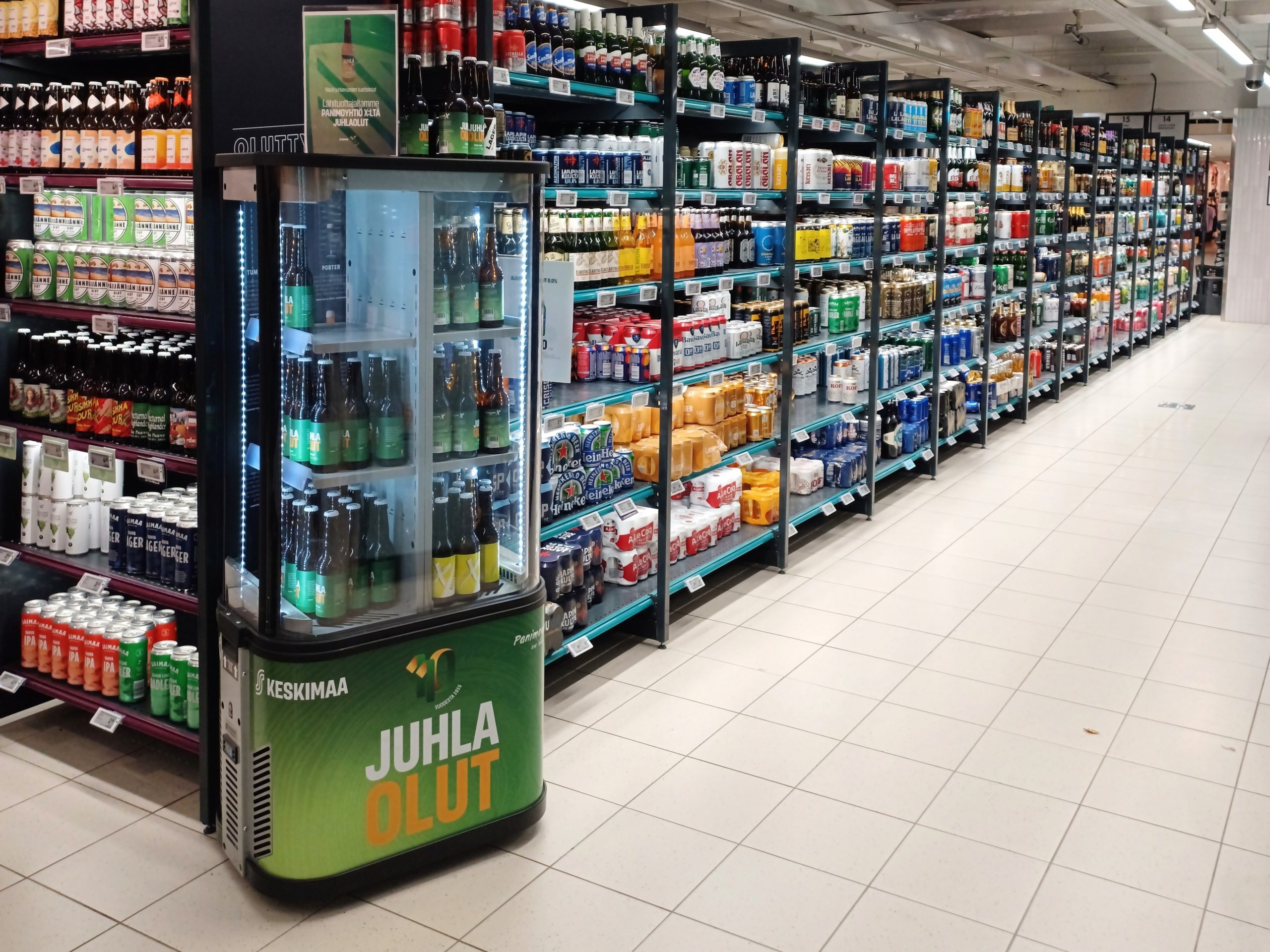 Juomakaluste kaupan juomaosastolla