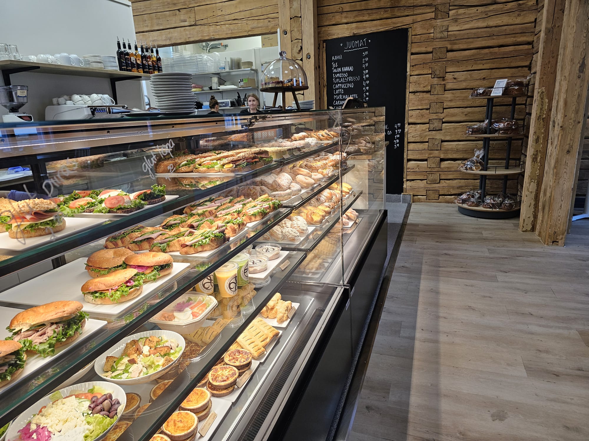 Huovisen Leipomo konditoriavitriiniCarina 04