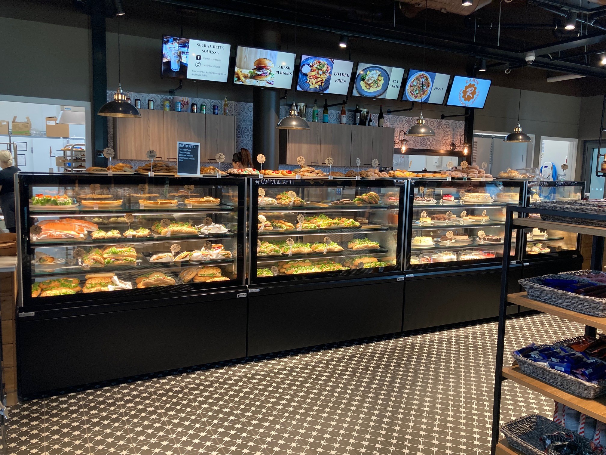 Ramin konditoria Carina-vitriini