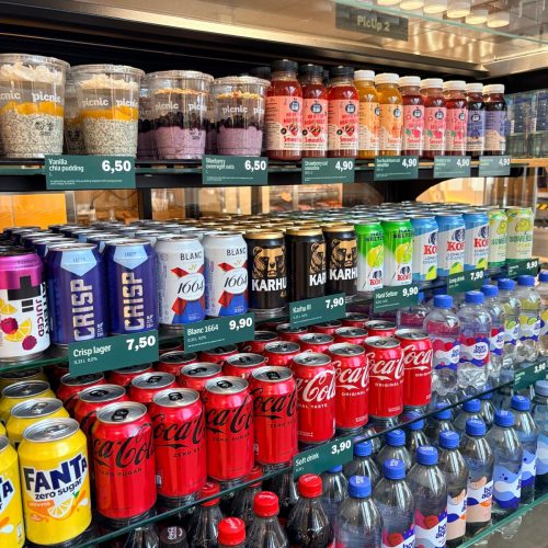 Vitriini tarjoilee kylmää juotavaa kansainvälisille matkailijoille