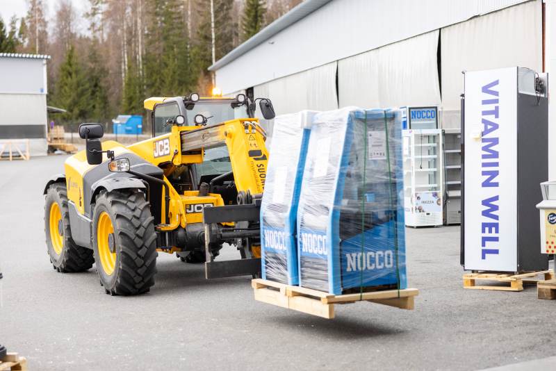 Laitekumppanuus logistiikka Kurottaja siirtämässä kylmäkalusteita varaston edessä