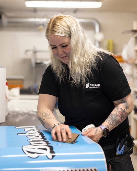 Tiina laitteiden brändäys Tiina brändäämässä laitteita